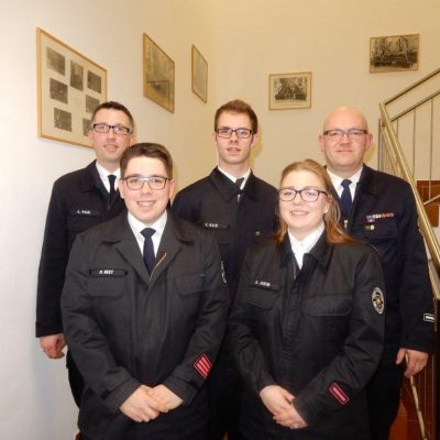 Das neue Team der Jugendfeuerwehr mit Wehrführer Alexander Paul. Obere Reihe: Maurice Raue und Ronny Thiele; untere Reihe: Marius Best und Antonia Jakob