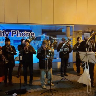 Musikzug auf Weihnachtsmarkt